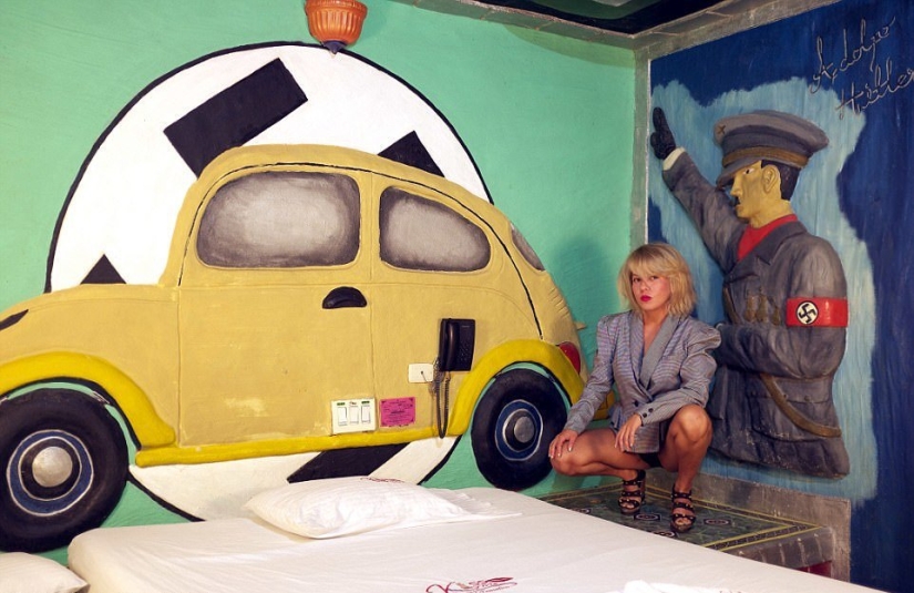 Kiss Me: A Colombian motel for an hour where you can play any role-playing game