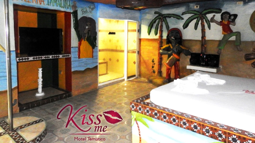 Kiss Me: A Colombian motel for an hour where you can play any role-playing game