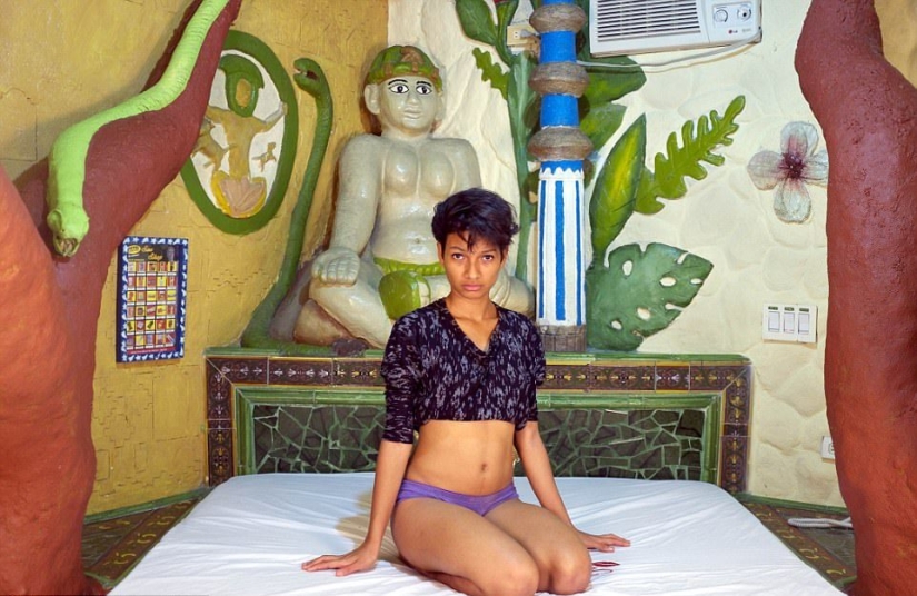 Kiss Me: A Colombian motel for an hour where you can play any role-playing game