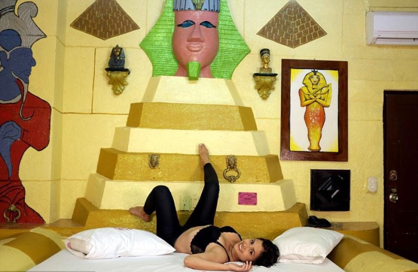 Kiss Me: A Colombian motel for an hour where you can play any role-playing game