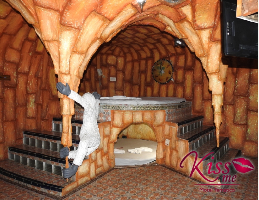 Kiss Me: A Colombian motel for an hour where you can play any role-playing game
