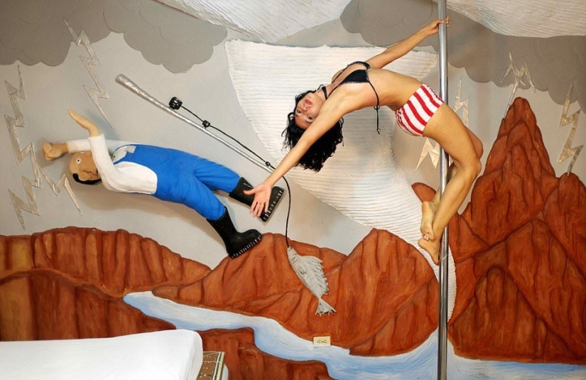 Kiss Me: A Colombian motel for an hour where you can play any role-playing game