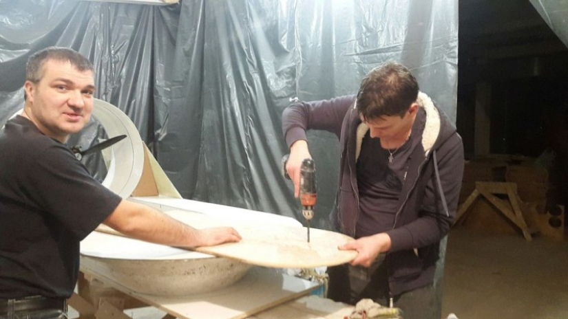 Krasnoyarets finishes assembling a Russian hoverboard in his father's garage