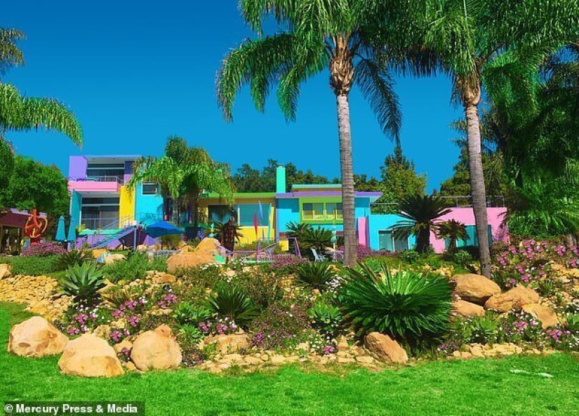 La artista gasta miles de dólares para hacer su casa luminosa, pero los vecinos no están contentos