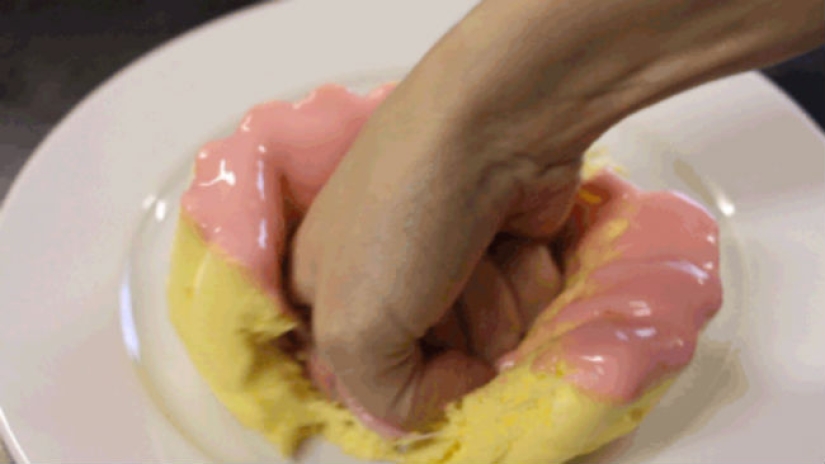 La artista Mar Cuervo y su extraño placer por destruir postres