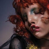 La belleza no es para todos: una modelo con síndrome de ojo de gato