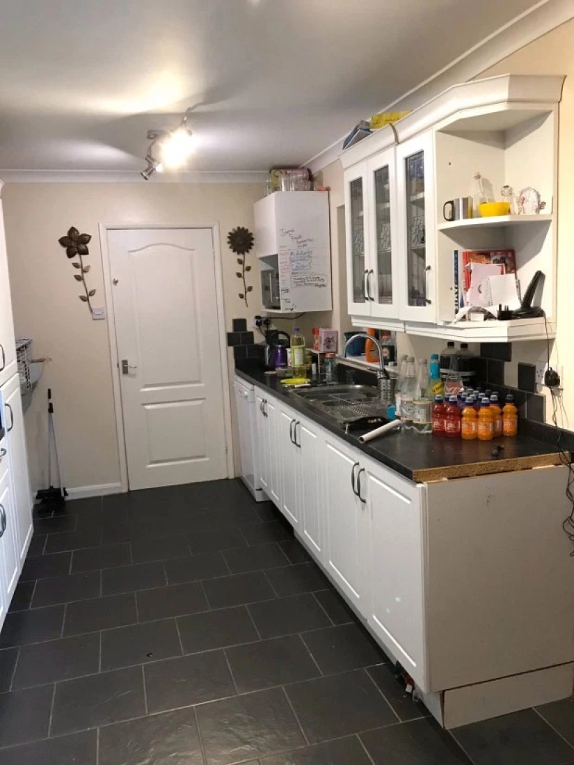 La canción está cantada: una mujer vengó a su esposo por traición al tender el piso con sus discos coleccionables