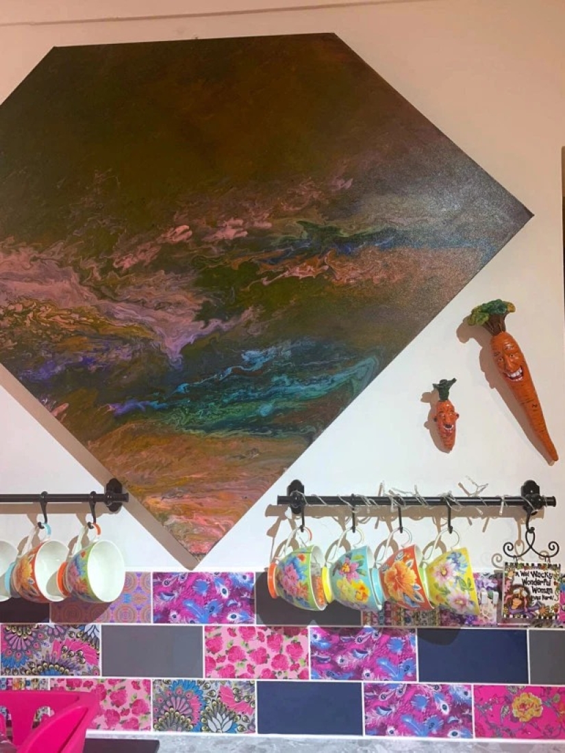 La canción está cantada: una mujer vengó a su esposo por traición al tender el piso con sus discos coleccionables