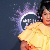 La cantante estadounidense Lizzo causó sensación con su bolso y generó un nuevo meme