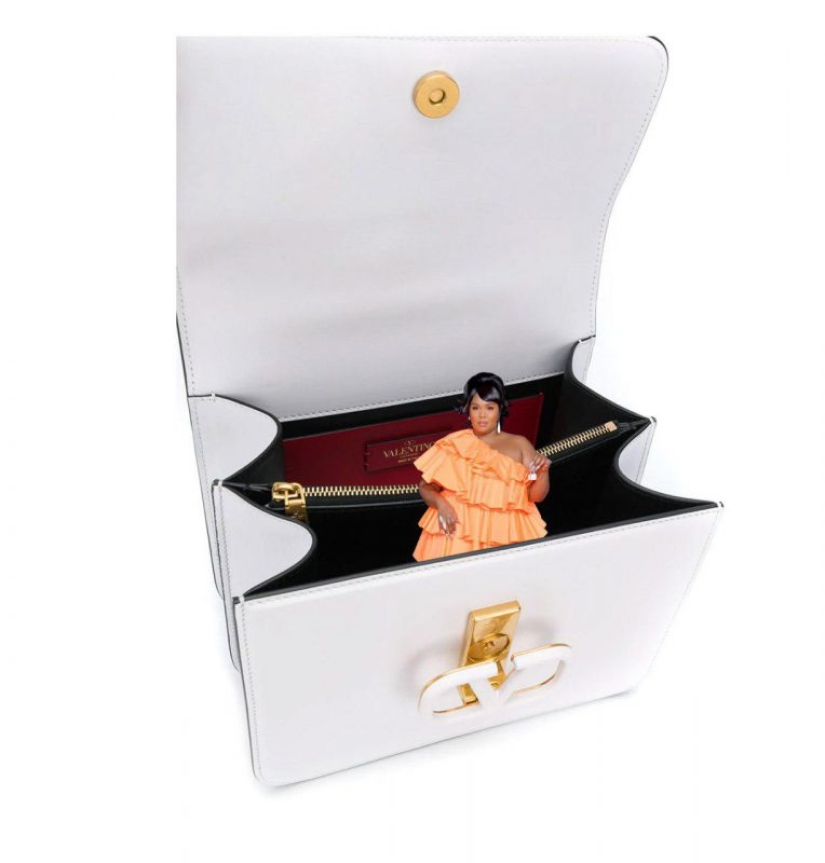 La cantante estadounidense Lizzo causó sensación con su bolso y generó un nuevo meme