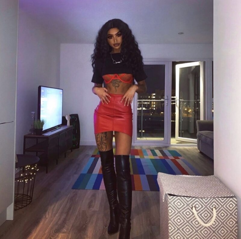 La chica, obsesionada con el bronceado, se convirtió en una de piel oscura. Todo gracias al solarium y las inyecciones La chica, obsesionada con el bronceado, se convirtió en una de piel oscura. Todo gracias al solarium y las inyecciones