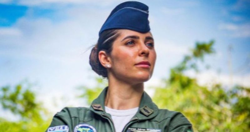 La chica piloto dejó la Fuerza Aérea Brasileña para una carrera en OnlyFans