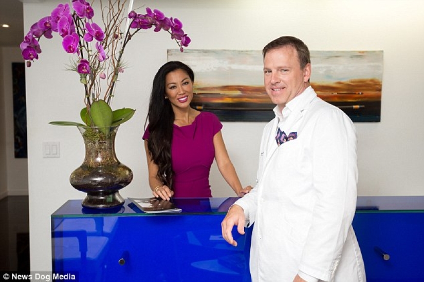 La esposa de un cirujano plástico con un cuerpo ideal se convirtió en un anuncio de la clínica de su esposo La esposa de un cirujano plástico con un cuerpo ideal se convirtió en un anuncio de la clínica de su esposo