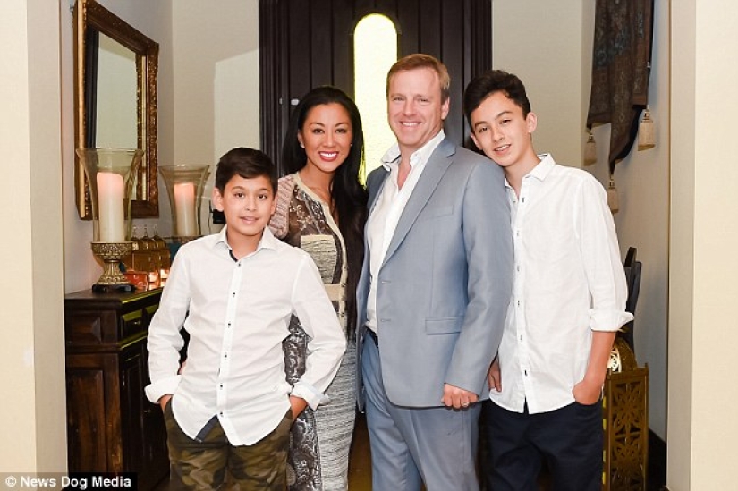 La esposa de un cirujano plástico con un cuerpo ideal se convirtió en un anuncio de la clínica de su esposo La esposa de un cirujano plástico con un cuerpo ideal se convirtió en un anuncio de la clínica de su esposo