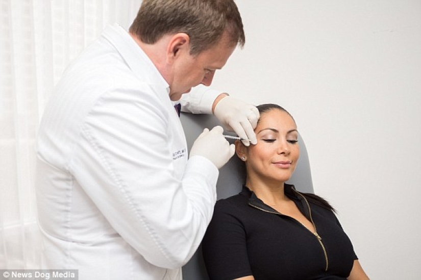 La esposa de un cirujano plástico con un cuerpo ideal se convirtió en un anuncio de la clínica de su esposo La esposa de un cirujano plástico con un cuerpo ideal se convirtió en un anuncio de la clínica de su esposo