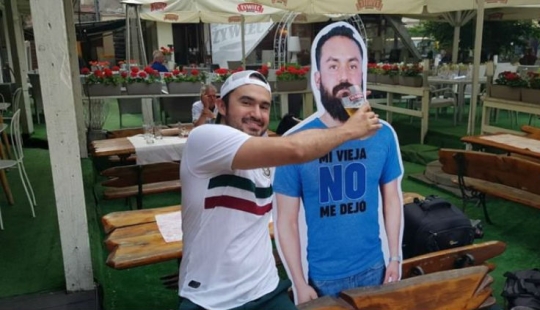 La esposa no dejó que el fanático mexicano fuera al campeonato, por lo que los amigos se llevaron su copia de cartón a Rusia La esposa no dejó que el fanático mexicano fuera al campeonato, por lo que los amigos se llevaron su copia de cartón a Rusia