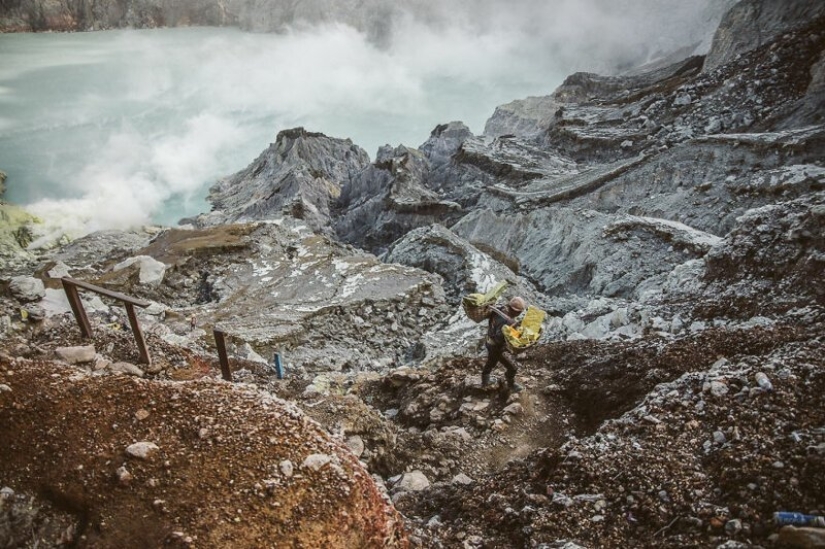 La familia vendió todo y se fue en un viaje en el camión viejo La familia vendió todo y se fue en un viaje en el camión viejo