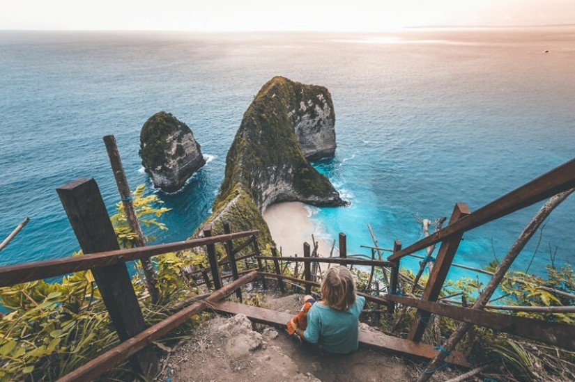 La familia vendió todo y se fue en un viaje en el camión viejo La familia vendió todo y se fue en un viaje en el camión viejo