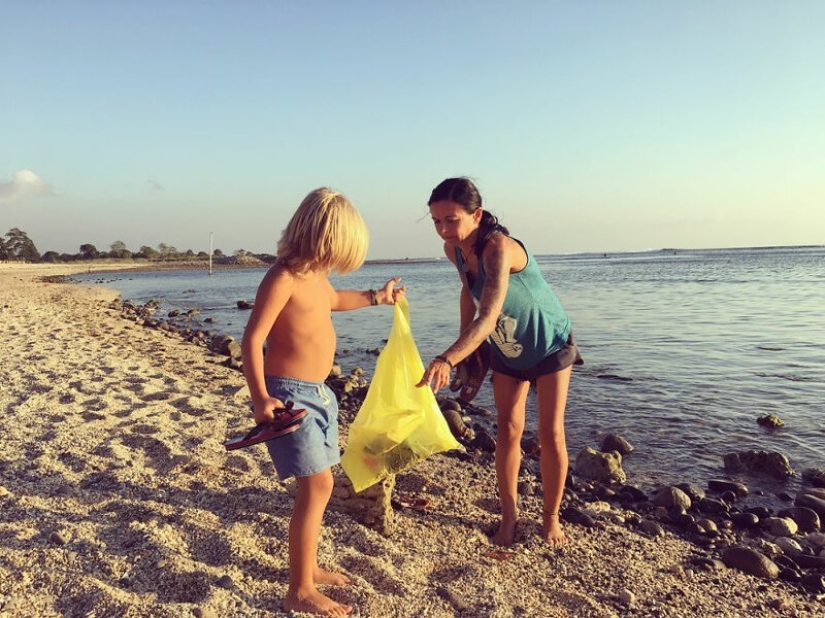 La familia vendió todo y se fue en un viaje en el camión viejo La familia vendió todo y se fue en un viaje en el camión viejo
