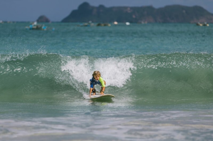 La familia vendió todo y se fue en un viaje en el camión viejo La familia vendió todo y se fue en un viaje en el camión viejo