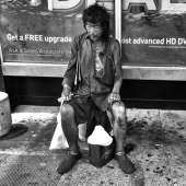 La fotógrafa tomó fotos de personas sin hogar durante diez años, y luego conoció a su padre entre ellos