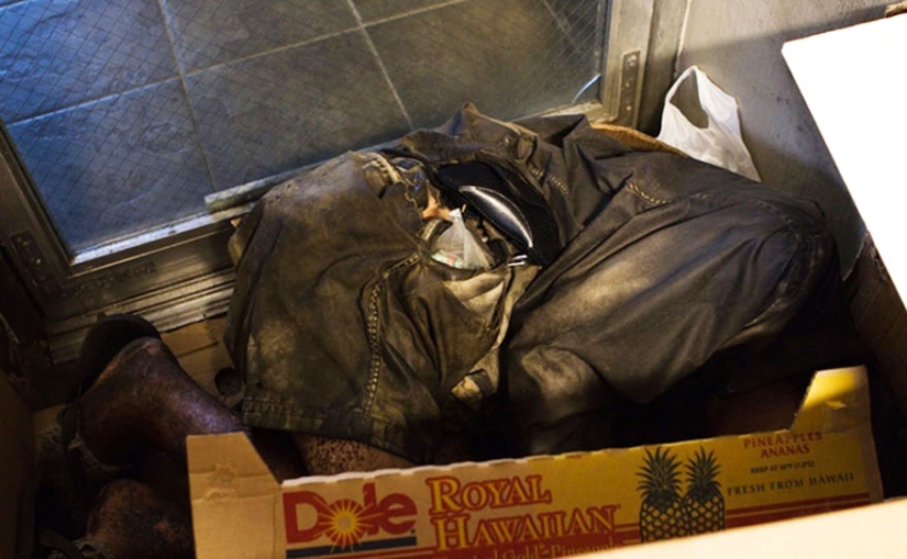 La fotógrafa tomó fotos de personas sin hogar durante diez años, y luego conoció a su padre entre ellos La fotógrafa tomó fotos de personas sin hogar durante diez años, y luego conoció a su padre entre ellos