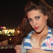 La gran venganza de una mujercita: una estrella porno enana cortó a su novio