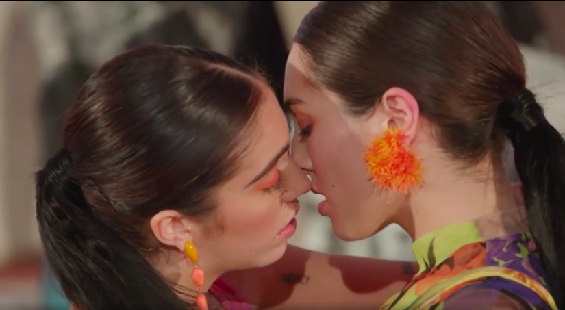 La hija de 23 años de Madonna participó en una orgía por el arte La hija de 23 años de Madonna participó en una orgía por el arte