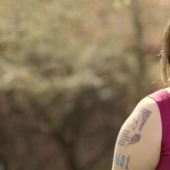 La historia de amor de una mujer barbuda y un satanista que se casaron gracias a las redes sociales