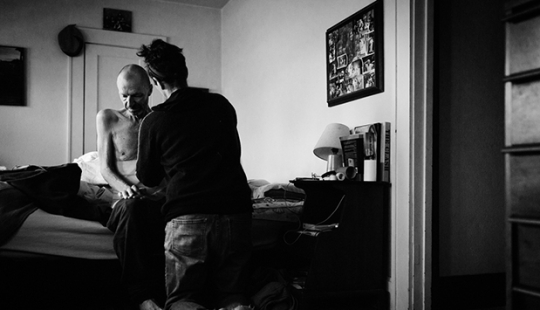 La historia de un hombre moribundo y una mujer fotógrafa en la que confiaba La historia de un hombre moribundo y una mujer fotógrafa en la que confiaba