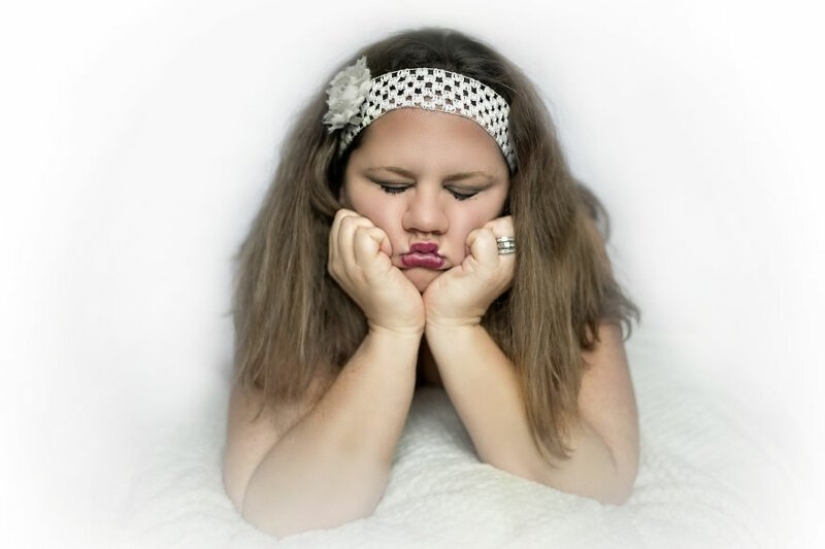 La idea de una sesión de fotos: una madre de tres hijos de 34 años en el papel de un bebé en un pañal La idea de una sesión de fotos: una madre de tres hijos de 34 años en el papel de un bebé en un pañal