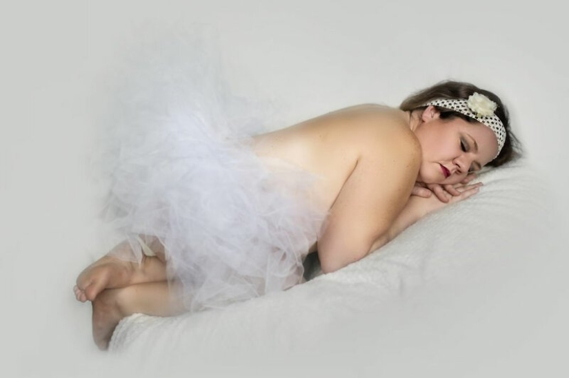 La idea de una sesión de fotos: una madre de tres hijos de 34 años en el papel de un bebé en un pañal La idea de una sesión de fotos: una madre de tres hijos de 34 años en el papel de un bebé en un pañal