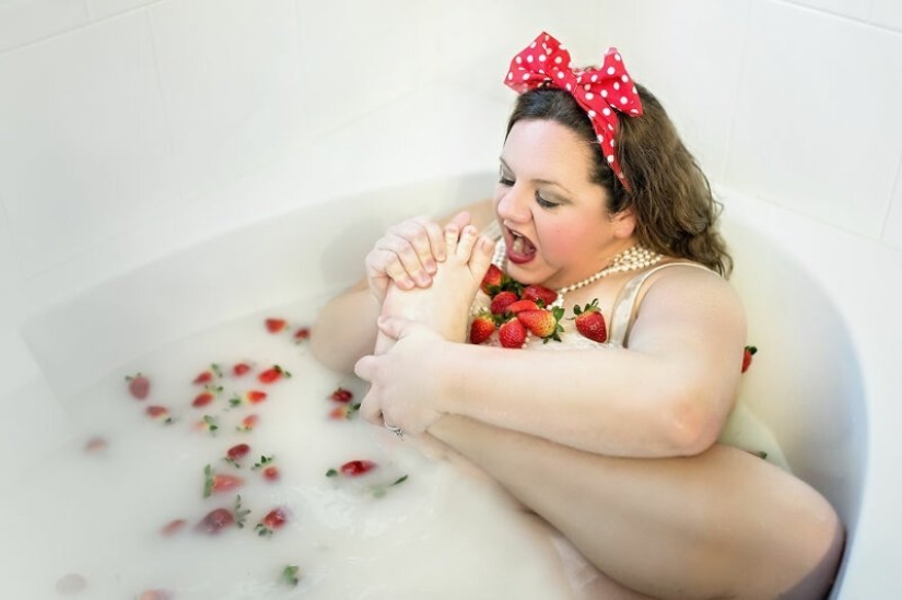 La idea de una sesión de fotos: una madre de tres hijos de 34 años en el papel de un bebé en un pañal La idea de una sesión de fotos: una madre de tres hijos de 34 años en el papel de un bebé en un pañal