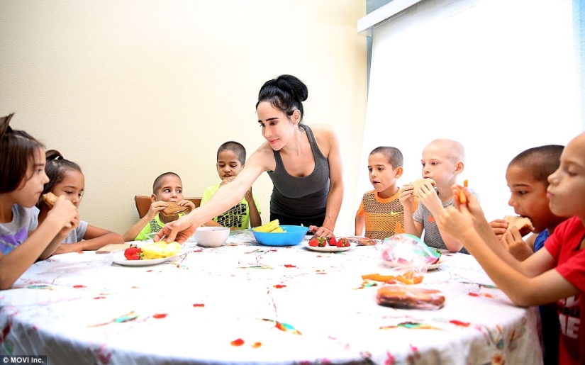 La madre de 14 hijos lamenta la carrera de stripper y el rodaje en películas para adultos La madre de 14 hijos lamenta la carrera de stripper y el rodaje en películas para adultos