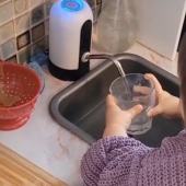 La madre permite que la hija de 1,5 años cocine alimentos y los coloca en un Tick-Tok
