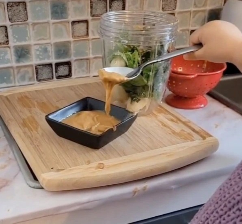 La madre permite que la hija de 1,5 años cocine alimentos y los coloca en un Tick-Tok