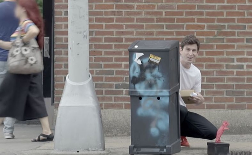 La marca estadounidense escondía dinero detrás de pancartas publicitarias en las calles de Nueva York. Por qué nadie lo nota