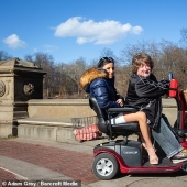 La modelo de webcam adora a su amante de un metro y medio, que es 27 años mayor que ella