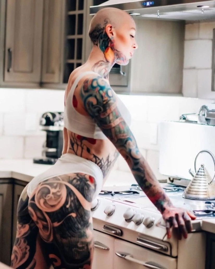 La mujer alemana decidió convertirse en una obra de arte viva y eso es lo que pasó