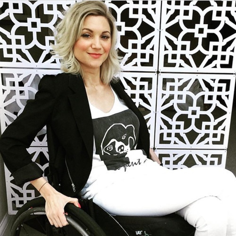 La mujer británica se muda en silla de ruedas, pero continúa viviendo una vida íntima brillante después del accidente