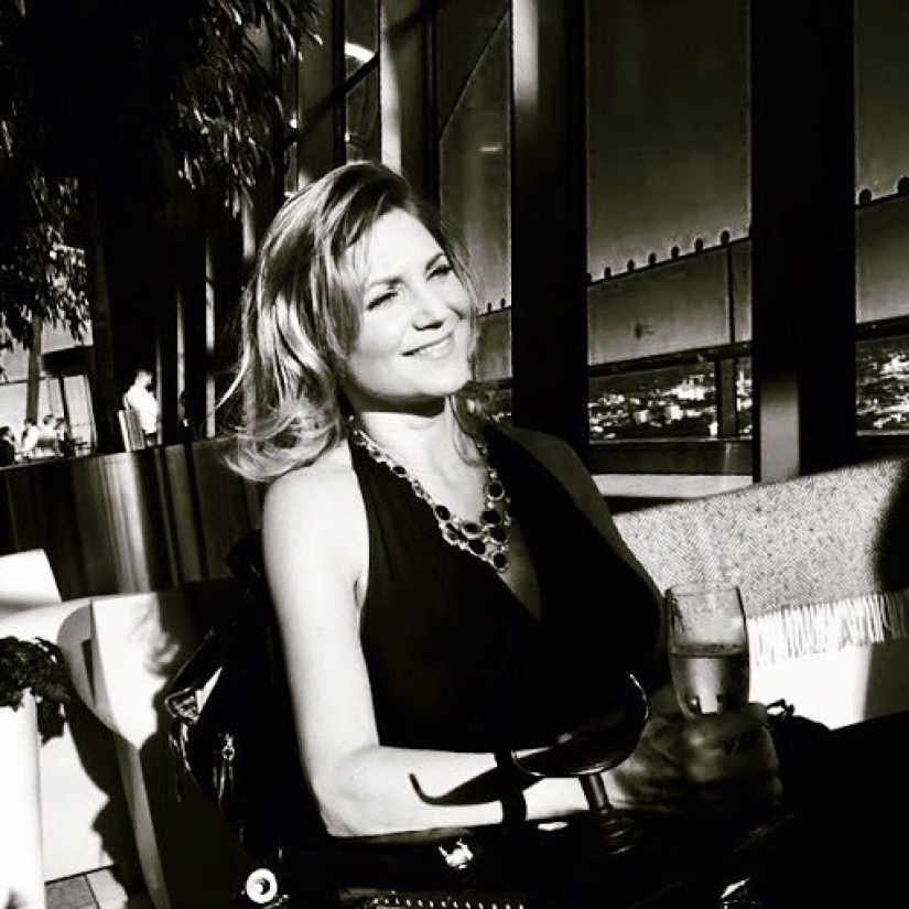 La mujer británica se muda en silla de ruedas, pero continúa viviendo una vida íntima brillante después del accidente