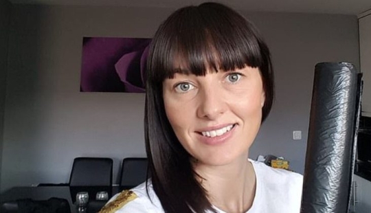 La mujer llegó a la fiesta con un vestido de una bolsa de basura y era irresistible