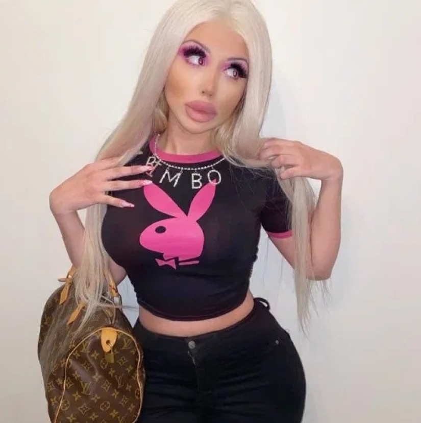 La muñeca Bratz viva durante la cuarentena agranda los labios en casa por sí sola