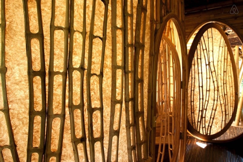 La niña dejó su trabajo, se fue a Bali y construyó una increíble casa de bambú allí