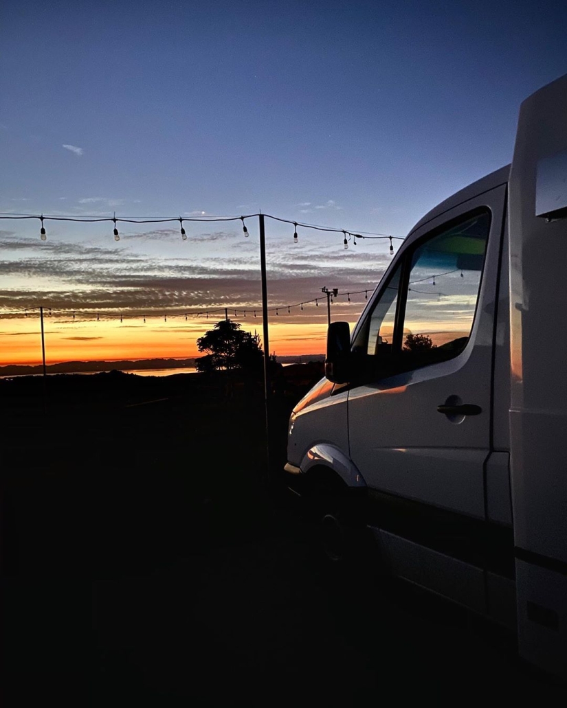 La pareja se volvió una vieja ambulancia en una elegante casa sobre ruedas La pareja se volvió una vieja ambulancia en una elegante casa sobre ruedas