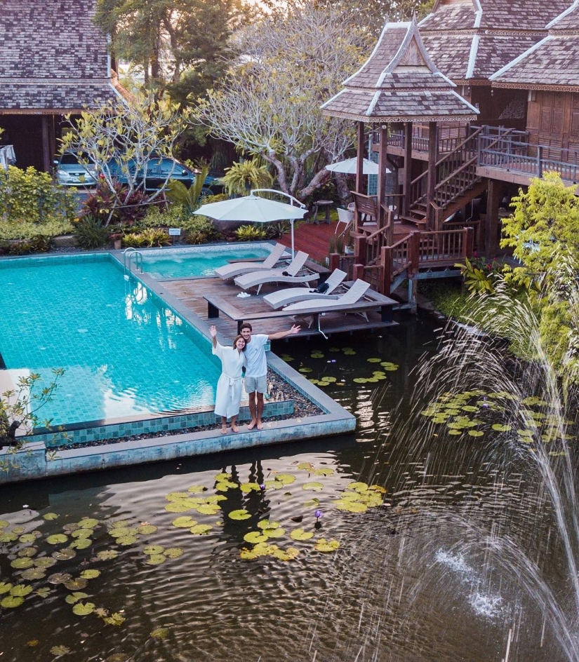 La pareja se volvió una vieja ambulancia en una elegante casa sobre ruedas La pareja se volvió una vieja ambulancia en una elegante casa sobre ruedas