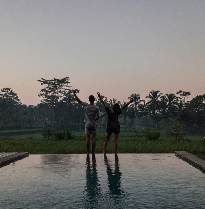 La pareja se volvió una vieja ambulancia en una elegante casa sobre ruedas La pareja se volvió una vieja ambulancia en una elegante casa sobre ruedas