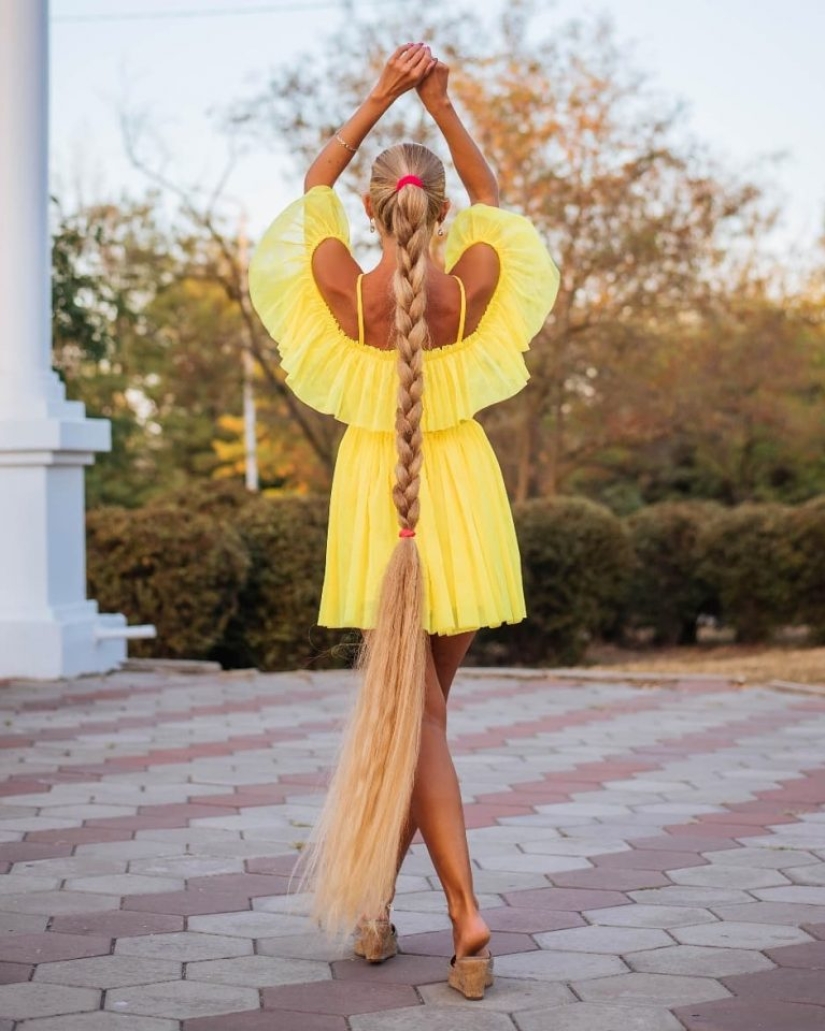 La Rapunzel de la vida real, que no se ha cortado el cabello rubio natural en 30 AÑOS, revela el secreto de las hebras largas