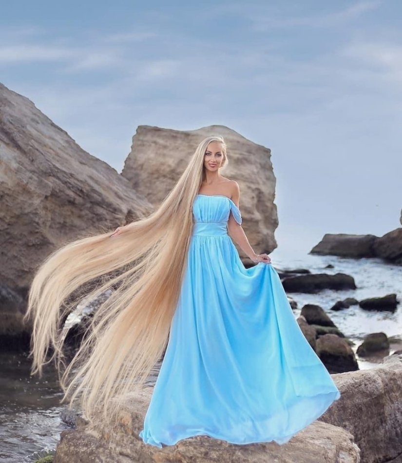 La Rapunzel de la vida real, que no se ha cortado el cabello rubio natural en 30 AÑOS, revela el secreto de las hebras largas