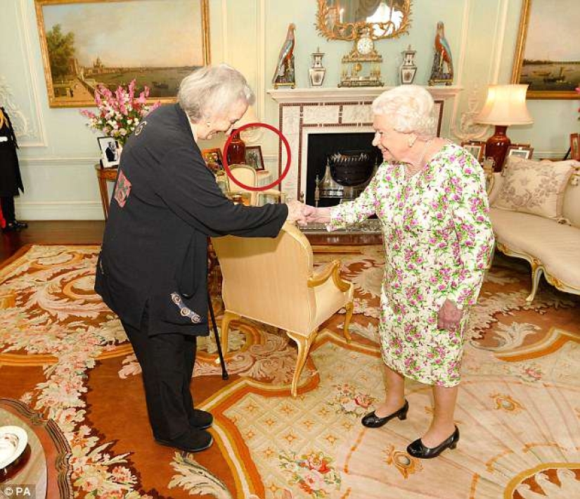 La reina Isabel retiró la foto de Meghan Markle del lugar de honor, donde estuvo de pie durante solo una semana La reina Isabel retiró la foto de Meghan Markle del lugar de honor, donde estuvo de pie durante solo una semana